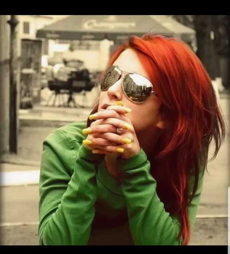 Рыжая в солнечных очках