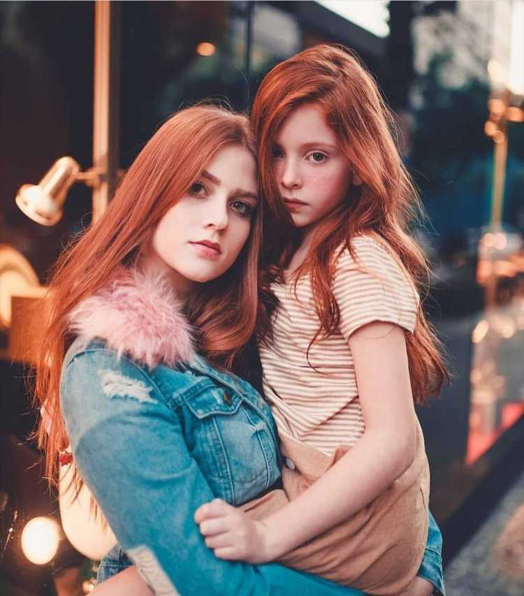 Две рыжие девушки