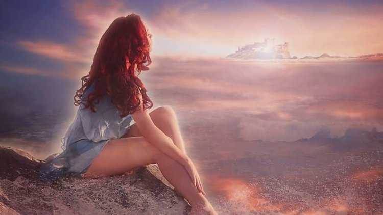 Девушка сидит на берегу моря