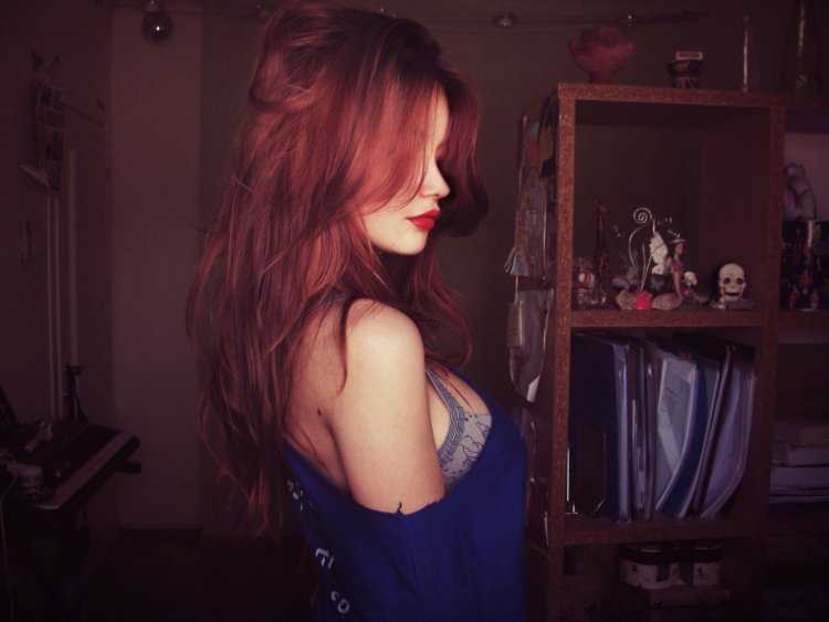 Рыжая девушка и брюнетка70