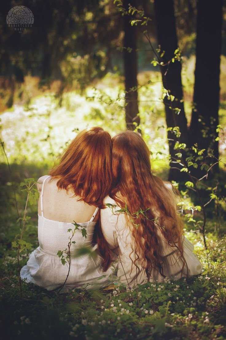 Две рыжие девушки