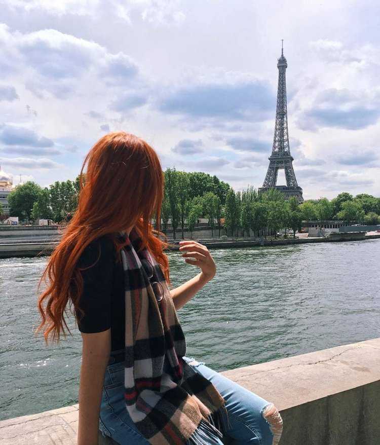 Рыжая девушка в Париже