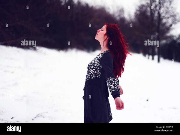 Девушка с красными волосами зимой