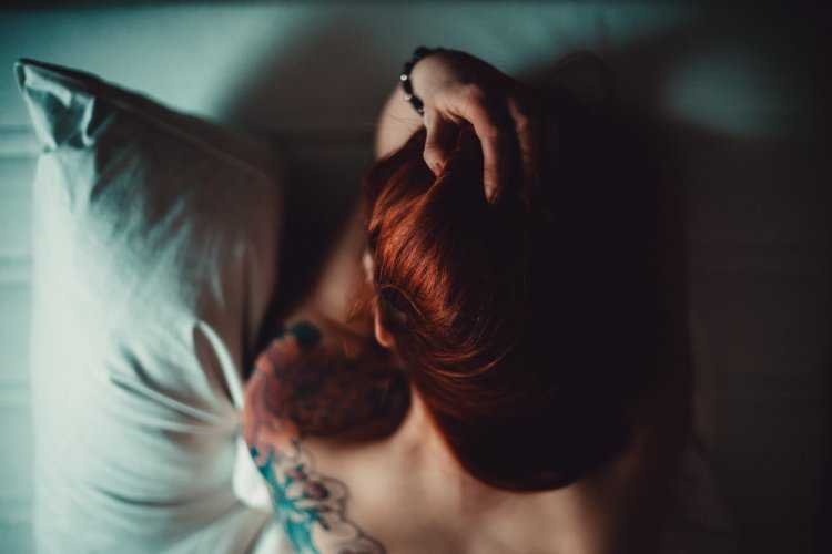 Рыжая женщина со спины с мужчиной