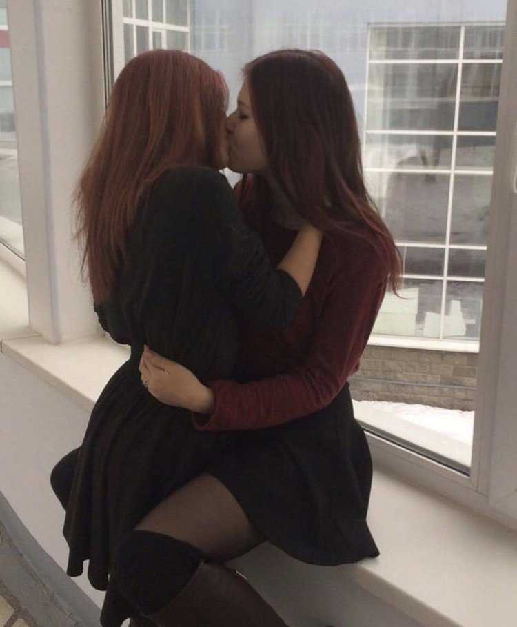 Рыжая и брюнетка