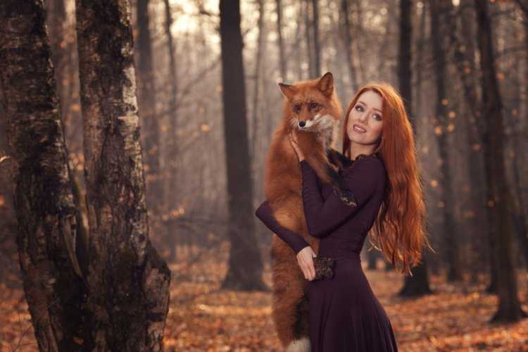 Рыжеволосая девушка с лисой