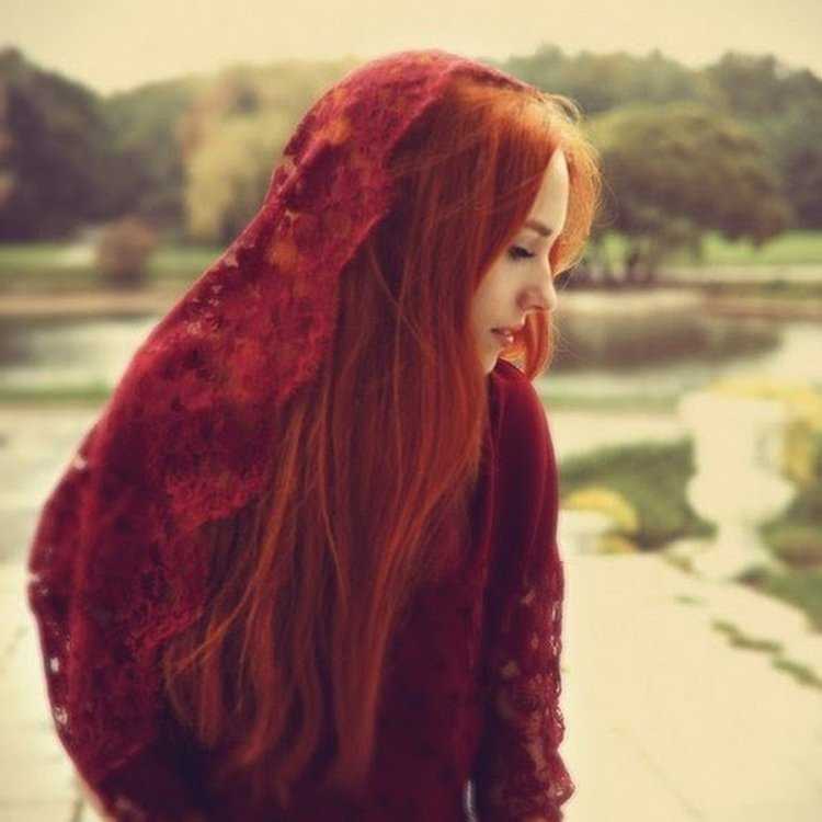 Девушка с рыжими волосами в профиль