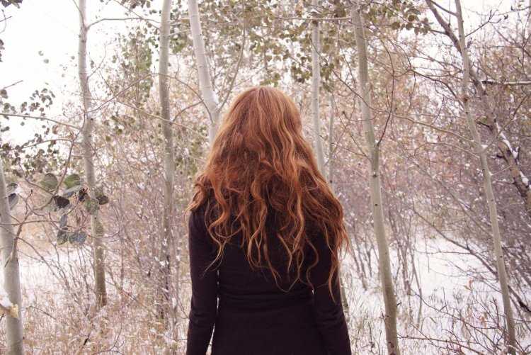 Рыжеволосая женщина со спины