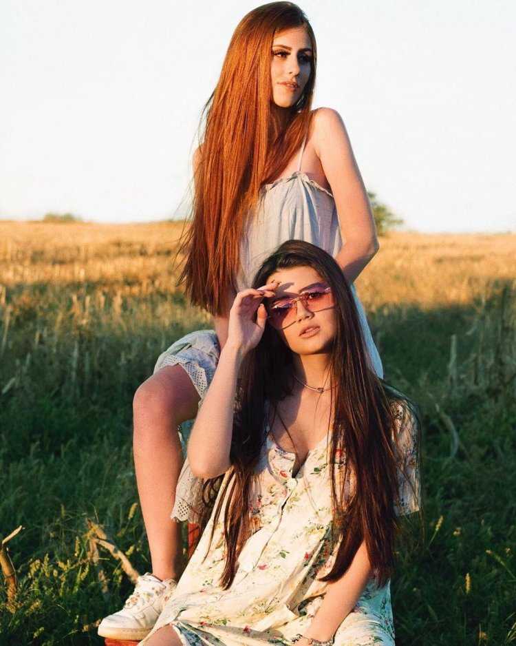 Рыжая и брюнетка подруги