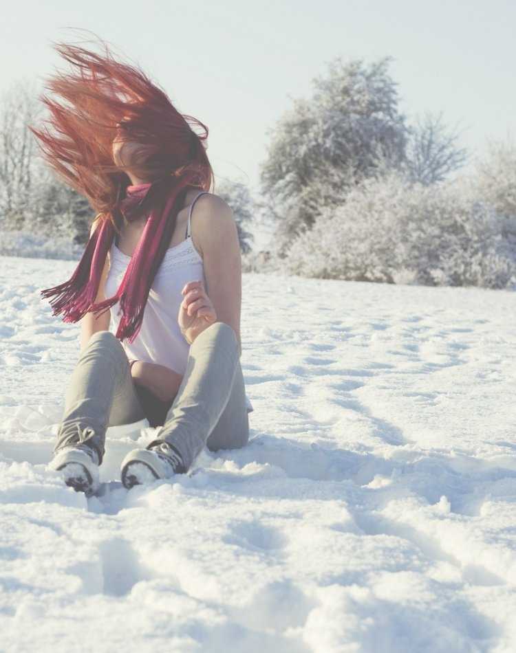 Рыжая девушка зима