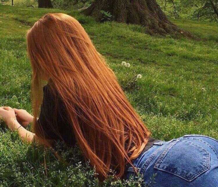Рыжие волосы со спины