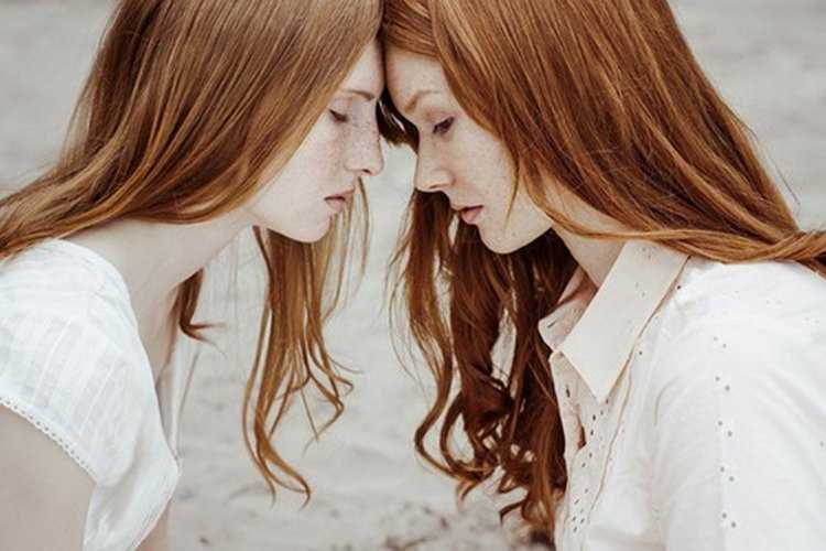 Две рыжие девушки