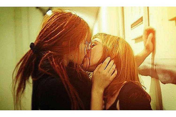 Рыжая девушка поцелуй