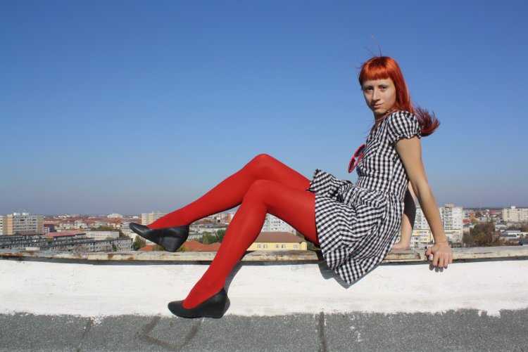 Девушки в разноцветных колготках