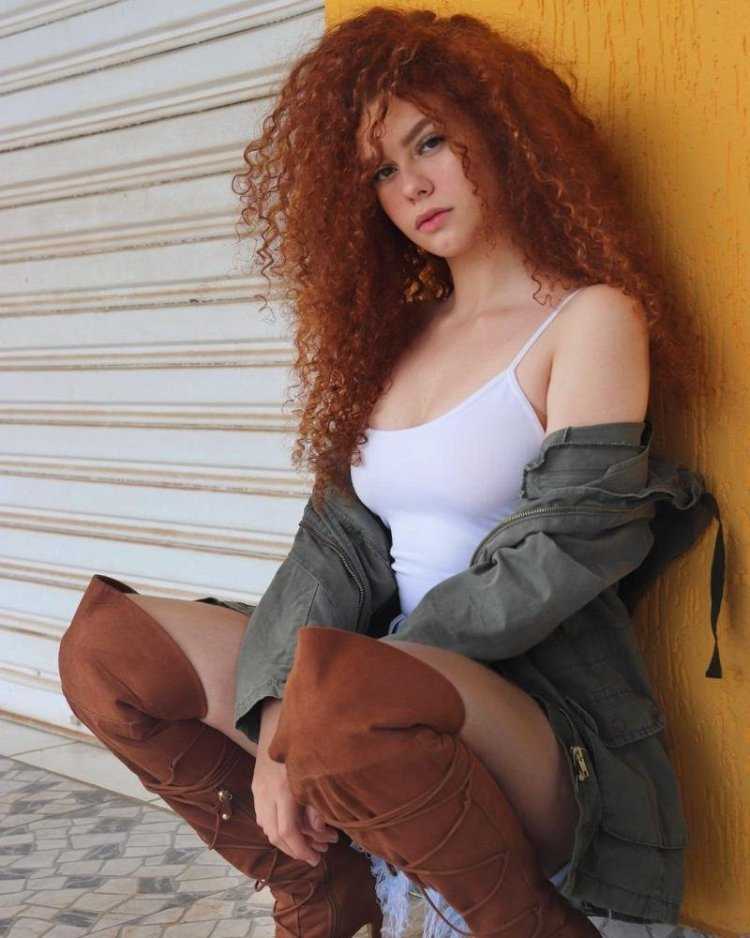 Девушка с пышными рыжими кудрявыми волосами