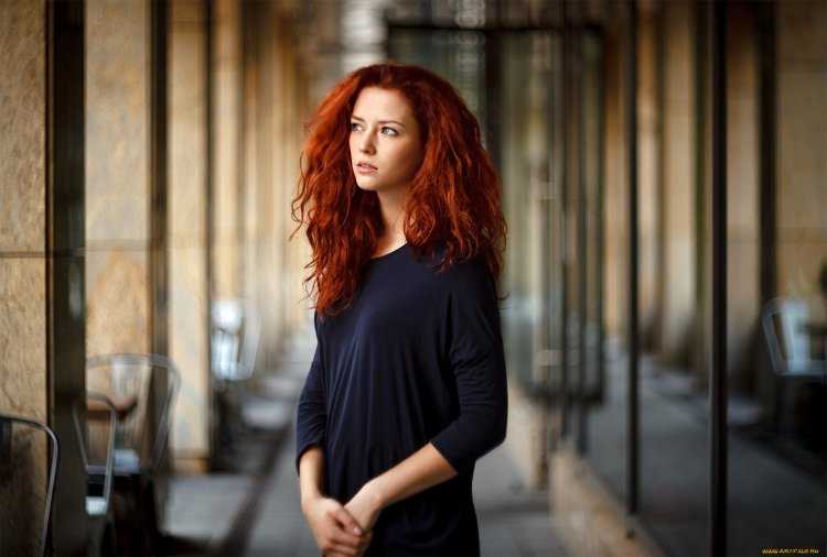 Женщина с рыжими волосами