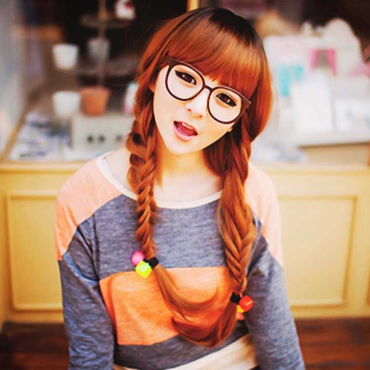 Рыжая в очках с косичками