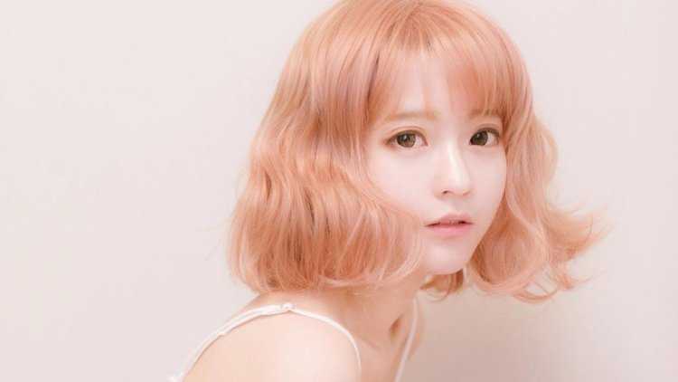 Кореянка с короткими рыжими волосами