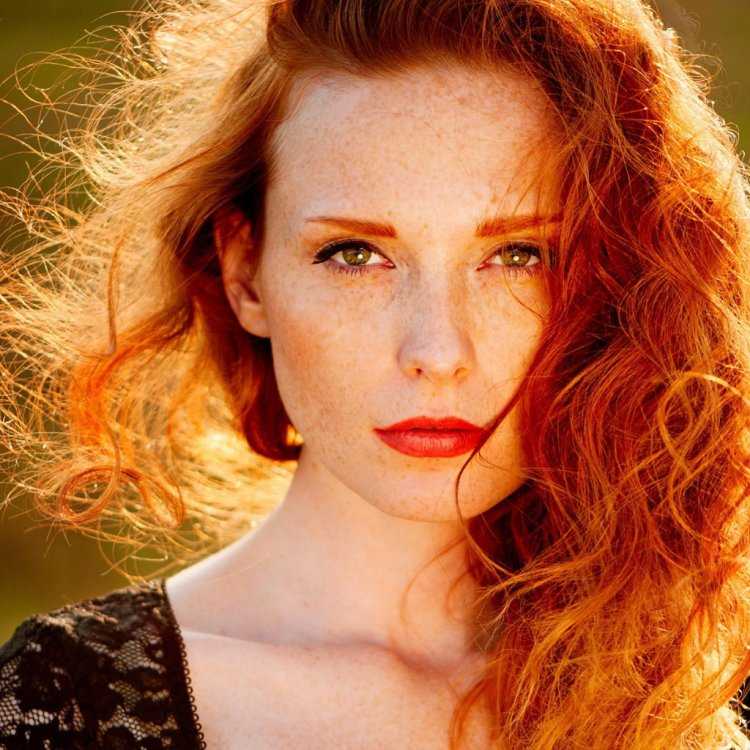 Рыжая женщина