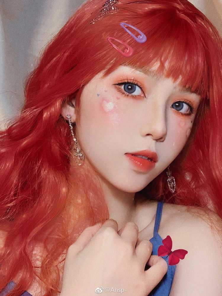 Рыжая японка с голубыми глазами