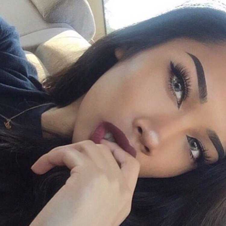 Брюнетки с красивыми губами