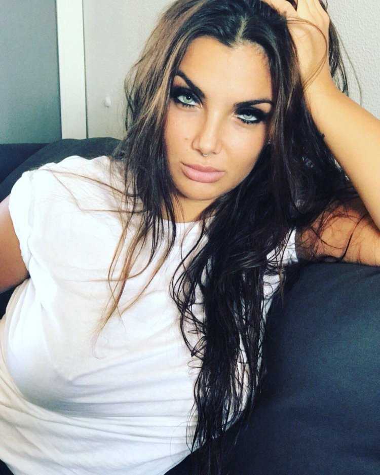 Девушка грузинка с голубыми глазами