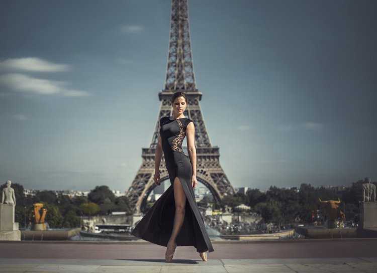 Тина Канделаки на фоне Эйфелевой башни в Париже