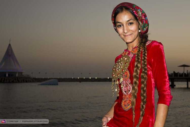 Айна Нурыева певица