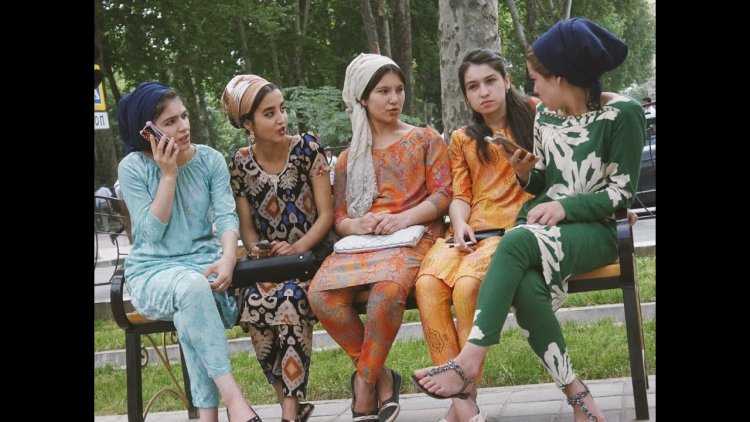 Таджички на улицах Душанбе