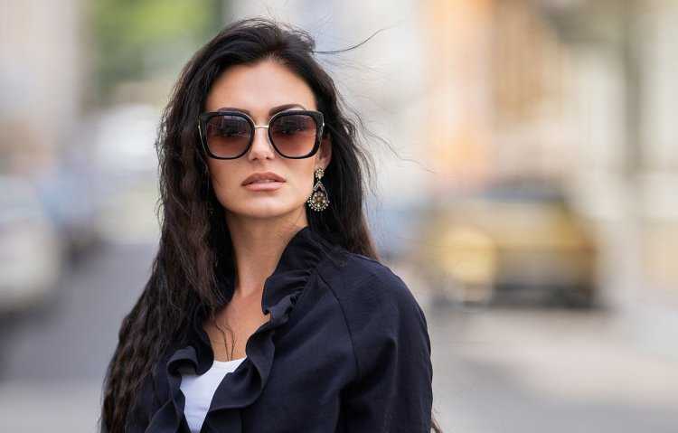 Красивая брюнетка в очках