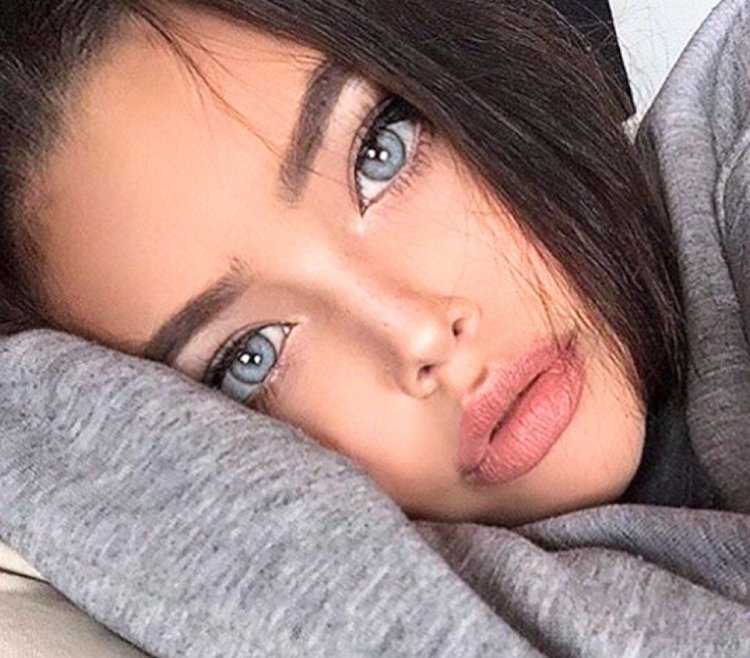 Пухлые губы у девушки