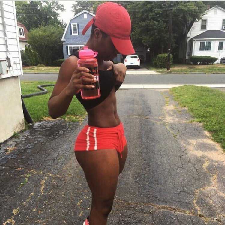 Фитнес модель уче МБА