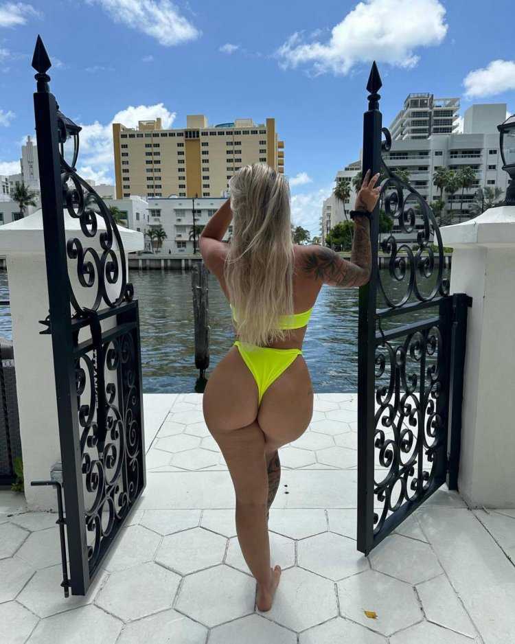 Katya Elise Henry в штанах