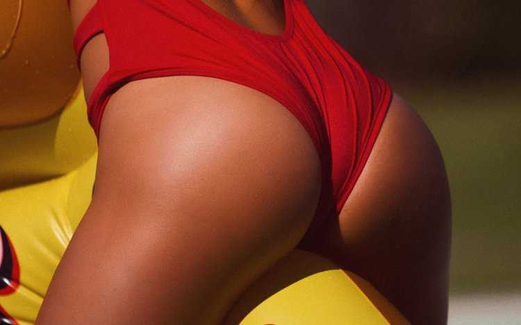 Красивые попки в красных трусиках