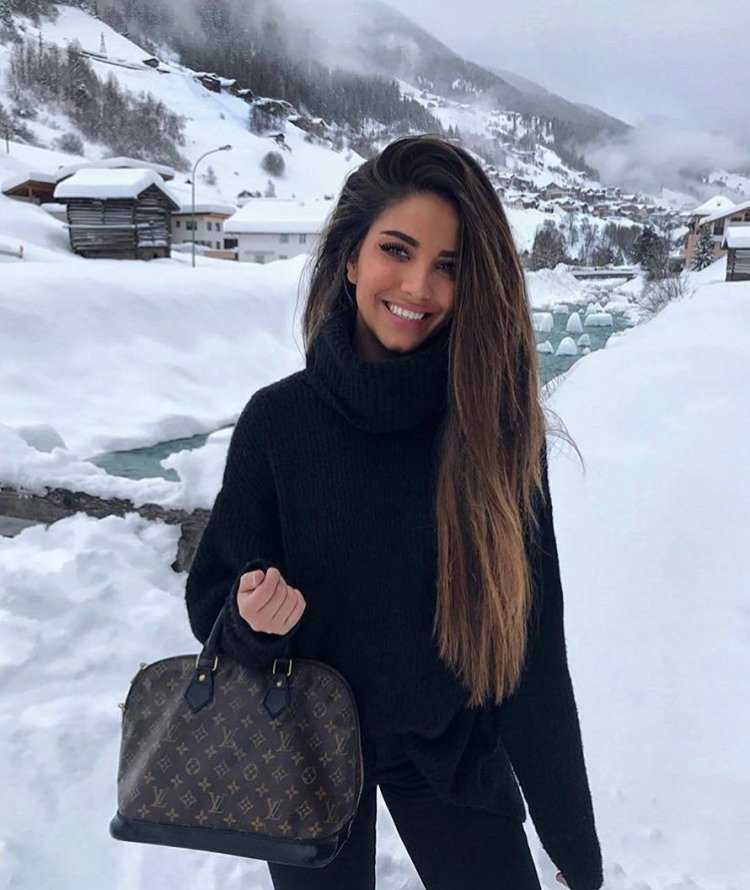 Девушка селфи зимой