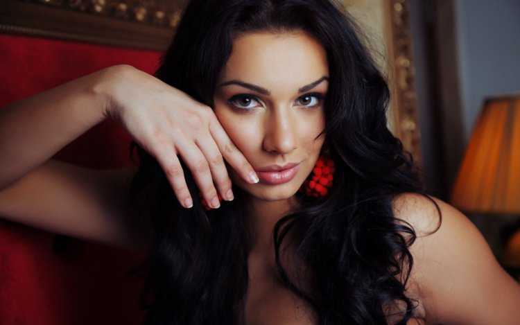 Красивый взгляд брюнетки