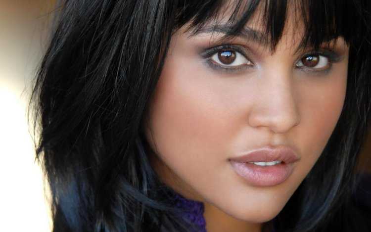 Жгучая брюнетка