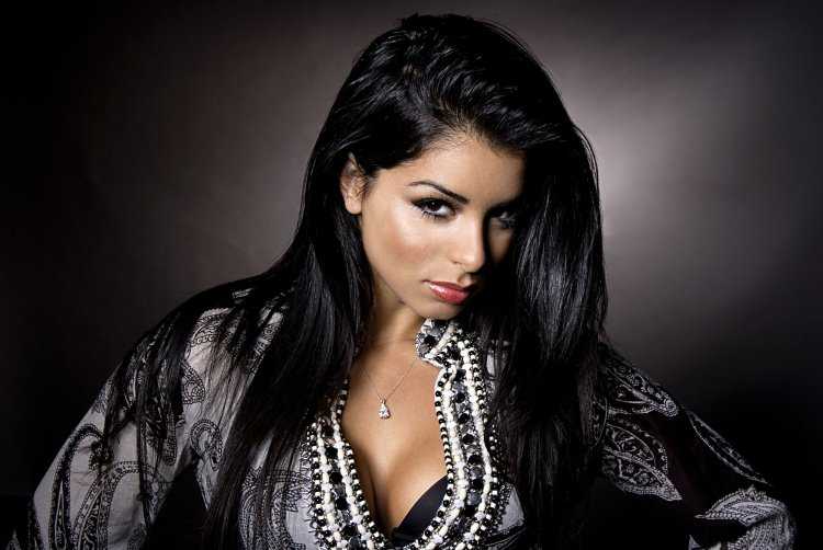 Жгучая брюнетка