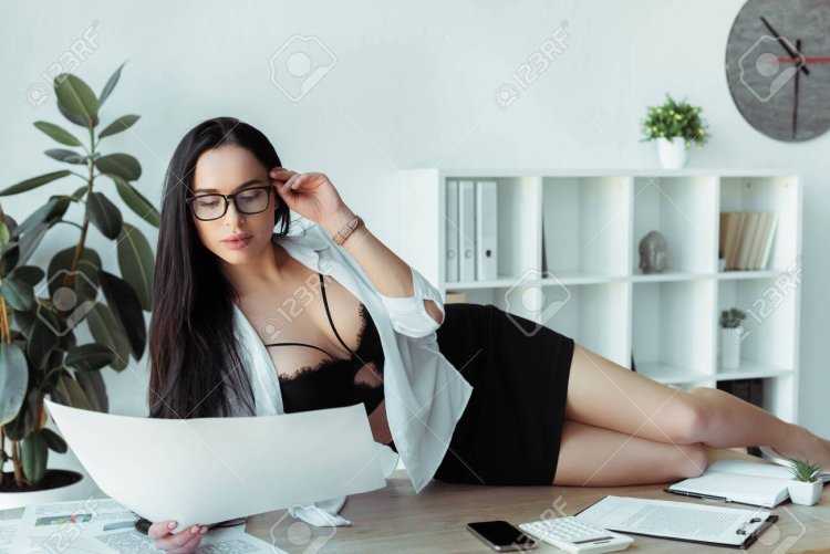 Секретарь в лифчике