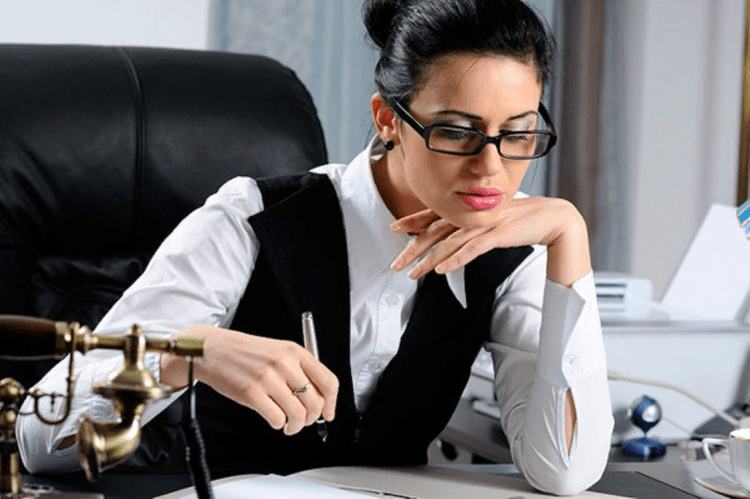 Строгая женщина