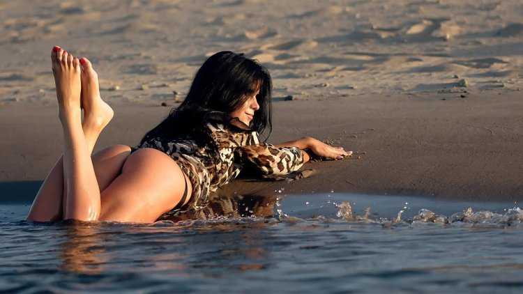 Женщина купается в море