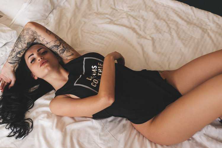 Девушка с тату лежит