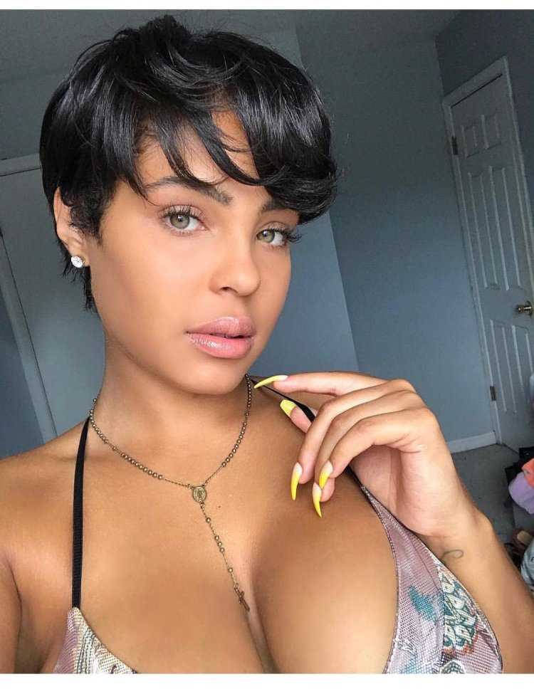 Короткая стрижка большая грудь