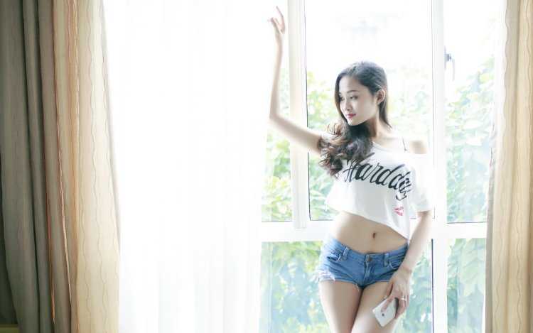 Красивые кореянки в коротких шортах