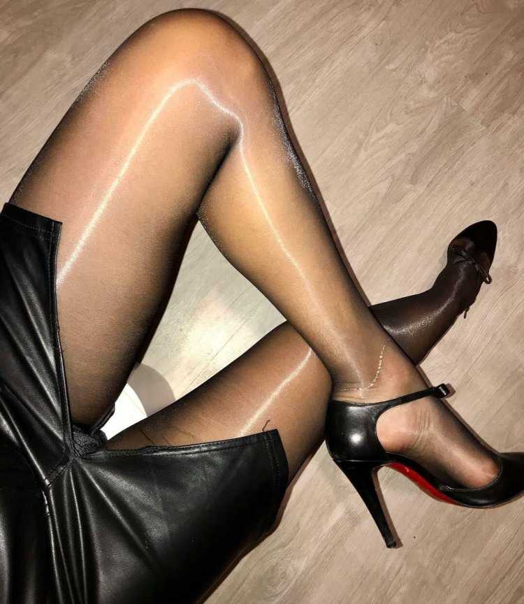 Нейлоновые чулки на ножках