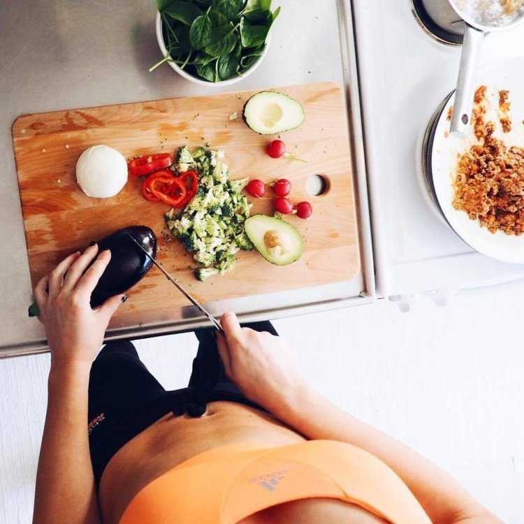 Девушка с едой правильное питание