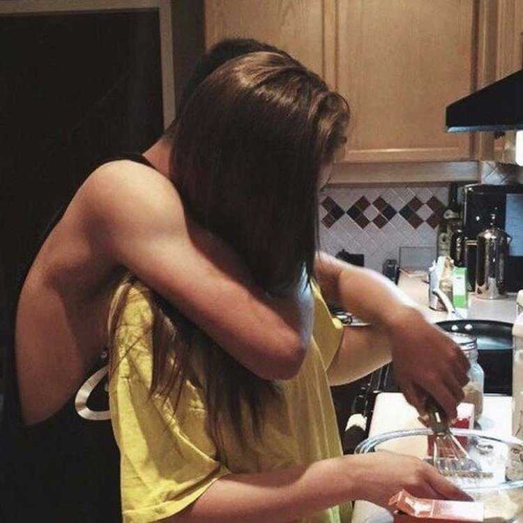 Объятия со спины на кухне