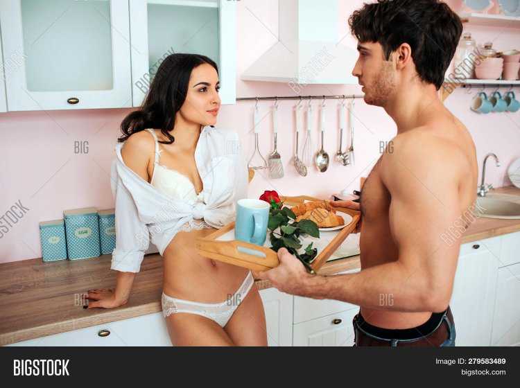 Мужчина в полотенце на кухне