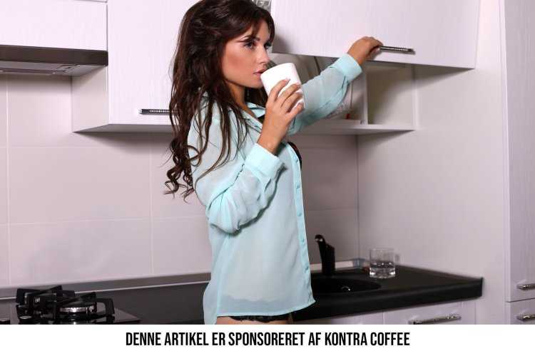 Девушка в сорочке на кухне