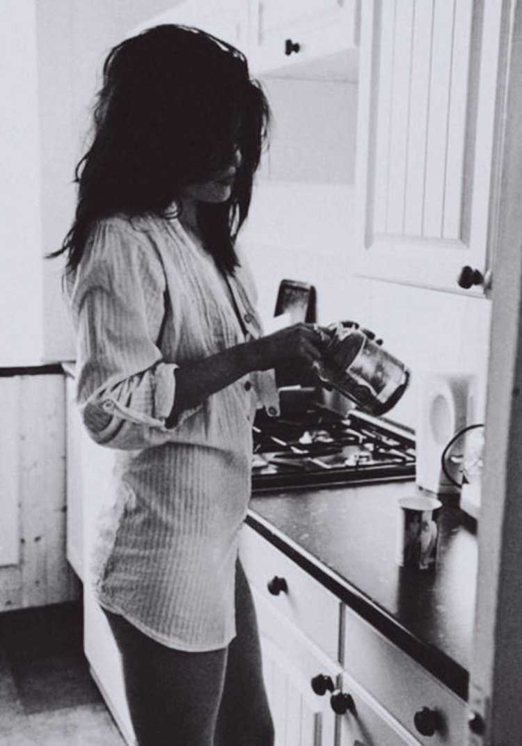 Сексуальная брюнетка на кухне62